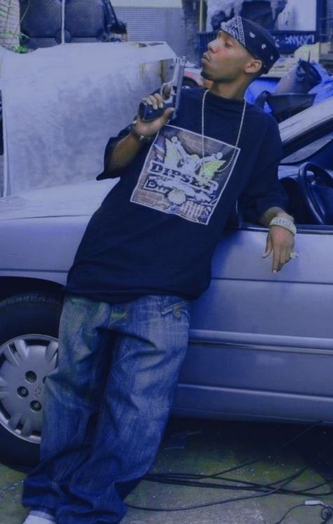 Street Gang Aesthetic, Cali Life Style, Memphis Aesthetic, Gang Photos, Crip Gang, Gang Photo, Gang Life, Gang Style, Gangster Outfit