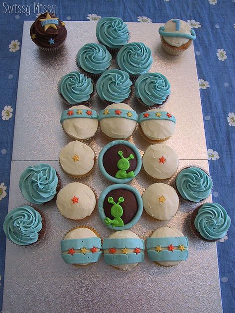 Rocket ship cupcakes by Swissy Missy, via Flickr Rocket Cupcakes, Cross Cupcakes, Cake Templates, Rocket Design, Ship Design, Diy Cupcakes, Space Birthday Party, Space Baby, Space Birthday