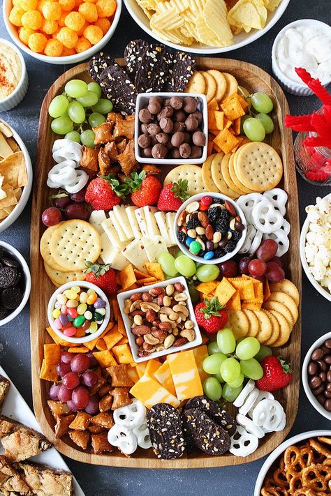 Sweet and Salty Snack Board-the perfect party food for easy entertaining. Cheap Party Food, Salty Sweet Snacks, Decorações Com Comidas, Snack Platter, Snack Board, Party Food Platters, Charcuterie Recipes, Snacks Für Party, Salty Snacks