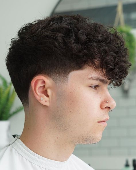 Nuñez on Instagram: “📸 CURLS WITH LOW TAPER 📸 • @crazybullhair salt spray • Barber: @nunez.the.barber • Clippers @gammaplusuk Trimmers @gammaplusuk Foil…” Low Taper Haircut, Taper Fade Afro, Taper Fade Haircuts, Taper Fade Short Hair, Taper Haircut, Taper Fade Curly Hair, Low Taper Fade Haircut, Short Fluffy Hair, Fade Haircuts For Men