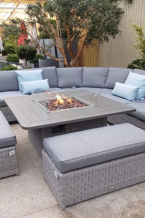 Put the glass encased fire pit on the centre table and enjoy the heat. The comfortable couches are increasing the beauty of this place. Luxurious Cushions, Design Per Patio, Sofa Arrangement, Sitting Space, Resin Patio Furniture, Fire Pit Furniture, Backyard Seating, Backyard Furniture, Garden Sofa Set