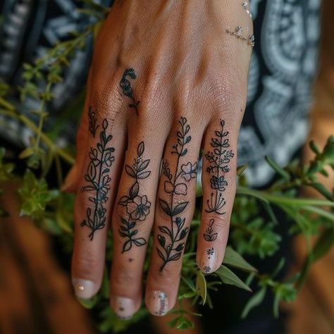 Cute Inner Ankle Tattoos, Fern Finger Tattoo, Hand Tattoos Floral, Finger Tattoos Traditional, Hand Tattoos For Women Flowers, Healing Hand Tattoo, Floral Hand Tattoos For Women, Edgy Hand Tattoos, Floral Finger Tattoo