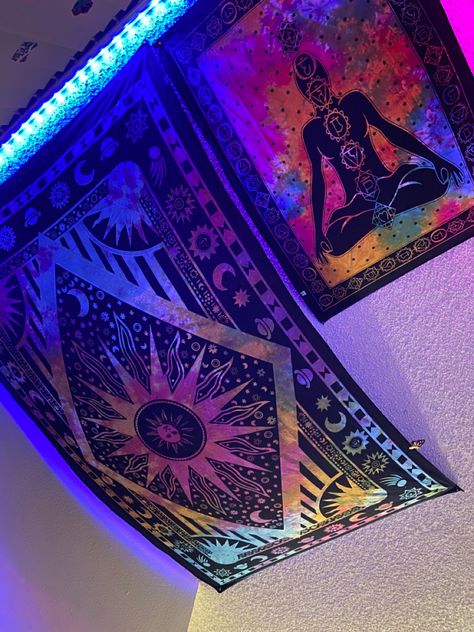 Tapestry On Roof, Tapestry On Ceiling Bedrooms, Trippy Tapestry Bedroom, Tapestry On Ceiling, Ceiling Tapestry Ideas, Tapestry Ceiling, Cute Tapestries, Bedroom Indie, Dream Workplace