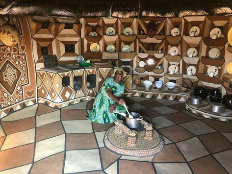 Clay interior Decorations of Huts in village of Metopos / Zimbabwe / Africa Clay Interior, African Bedroom, African Hut, Zimbabwe Africa, Home Gym Design Garage, African House, Earthship Home, Library Architecture, Adobe House