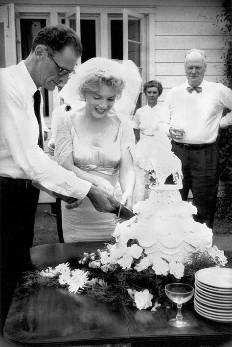 Marilyn Monroe and Arthur Miller photographed by Milton Greene on their wedding day, July 1, 1956 Marilyn Monroe Wedding, Arthur Miller, Milton Greene, Bridal Elegance, Marilyn Monroe Photos, Hollywood Icons, Norma Jean, Norma Jeane, Wedding Guide