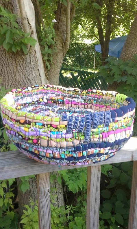 Rag Yarn, Basket Art, Fabric Bowl, Coiled Fabric Basket, Recycled Art Projects, Coiled Baskets, Clothes Hamper, Fabric Bowls, Diy Projects For Kids