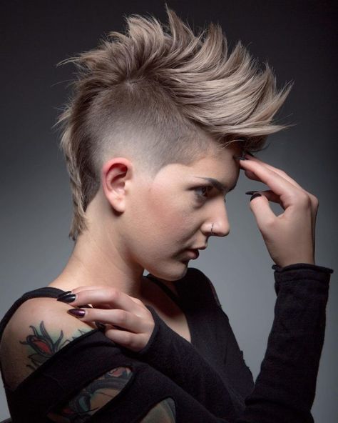 Fade Haircut Women, Haircut 2020, Female Mohawk, Mohawk Hairstyles For Women, Mohawk Haircut, Chic Haircut, Low Fade Haircut, Taper Fade Haircut, Low Fade