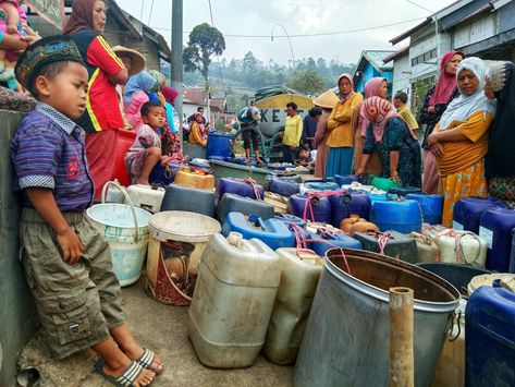 Selesai pulang mengaji, siade tertarik masuk kedalam antrian Air Bersih