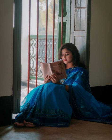 Women Saree Photography, Photography Poses For Women In Saree, Saree Poses Indoor, Saree Home Photoshoot, Self Portrait In Saree At Home, Saree Look Photoshoot, Sari Aesthetic Pictures, Photo Pose With Saree, Saree Indoor Photoshoot