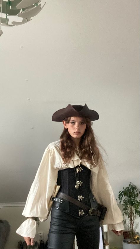 Pirate Garb Women, Princess Ren Faire Outfits, Female Pirate Costume Ideas, Ren Faire Pirate Outfits, Pirate Aesthetic Female Outfit Casual, Pirate Dress Aesthetic, Pirate Woman Outfit, Pirate Outfit Female Modern, Pirate Costume Diy For Women