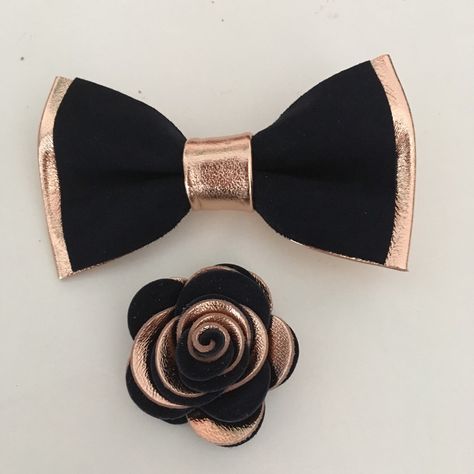 Rose gold and navy blue bow tie and boutonnières Lowrider Clothing, Yellow Quinceanera, Rose Gold Tie, Wedding Suits Men Blue, Leather Bowtie, Gold Bow Tie, Crazy Party, Bow Tie For Men, Leather Bow Tie