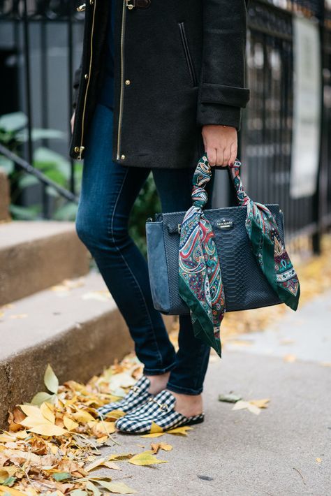 How to Tie a Scarf on Your Handbag Shopping Chicago, Scarf On Bag, Wear Bandana, Scarf Styling, Scarf Wearing Styles, Vintage Fashion 1950s, Gamine Style, Silk Bag, Boho Scarfs