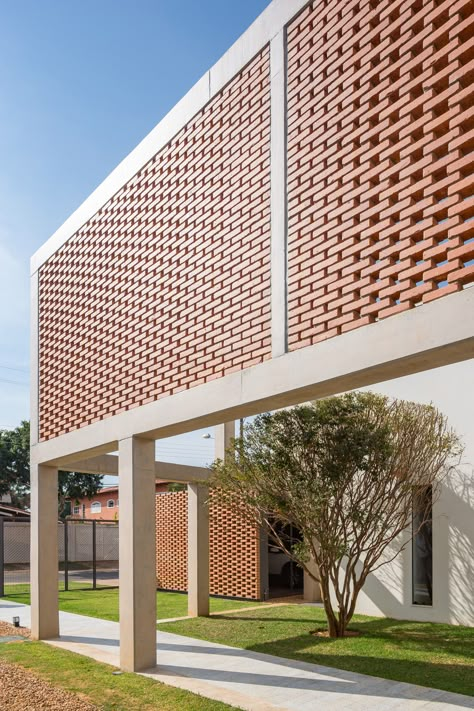 Casa Grid features brick screens set into concrete frames Brick And Concrete Facade, Brick Projects, Brick Interior, Brick Cladding, Brick Detail, Renovation Architecture, Concrete Facade, Casa Country, Brick Architecture