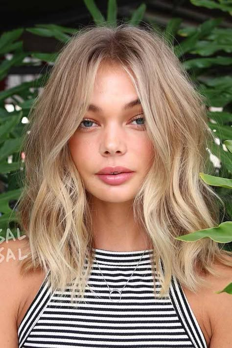 Bayalage hair color Blond Hairstyles, Hair Color Pictures, Bombshell Hair, Long Bob Haircuts, Medium Short Hair, Blonde Hair Blue Eyes, Blonde Hair With Highlights, Long Bob Hairstyles, Brown Blonde Hair