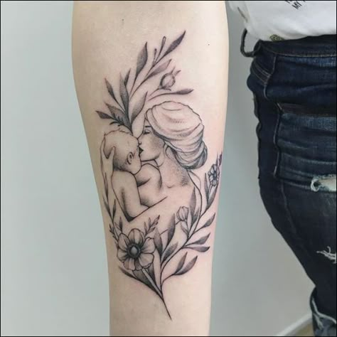 Mutterschaft Tattoos, Mother And Baby Tattoo, Maa Tattoo, Tattoos About Growth, Motherhood Tattoos, Mother Son Tattoos, Baby Tattoo Designs, Mama Tattoo, Tattoos Infinity