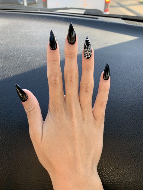 Ongles Goth, Acrylic Nails Stiletto, Black Halloween Nails, Holloween Nails, Black Stiletto Nails, Witch Nails, Witchy Nails, Halloween Acrylic Nails, Black Acrylic Nails