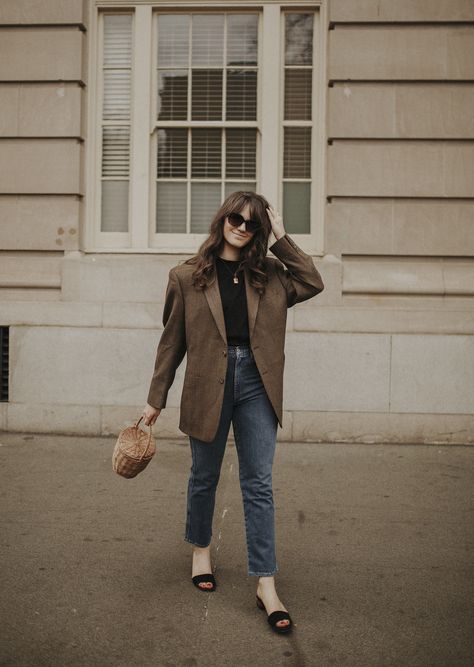 How to Wear an Oversized Blazer Sally Albright, Oversize Blazer Outfit, Brown Blazer Outfit, Oversized Blazer Outfit, Jean Genie, Outfit Oversize, Blazer Outfits For Women, Herringbone Blazer, Navy Outfit