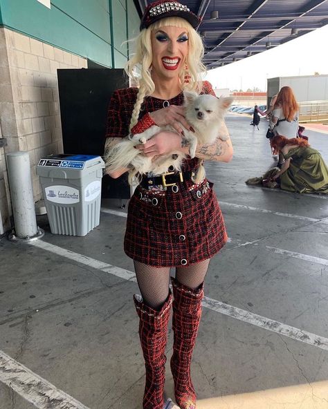 Trixie & Katya | Sofy on Instagram: “KATYA WITH A PUPPY 💓 @katya_zamo . . . . . . . . . . . #katyazamolodchikova #yekaterinapetrovnazamolodchikova #dragqueen #rupaulsdragrace…” Drag Queen Race, Trixie Katya, Best Drag Queens, Katya Zamolodchikova, Race Outfit, Rupaul Drag Queen, Trixie Mattel, Trixie And Katya, The Vivienne