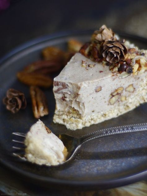 Candied Pecan Cheesecake Cheesecake (No-Bake & Free From: dairy, gluten & grains, soy, and refined sugar) Butter Pecan Cheesecake Recipe, Candied Pecan, Patisserie Vegan, Pecan Cheesecake, Pecan Pie Cheesecake, Vegan Cheesecake, Pecan Recipes, Candied Pecans, Piece Of Cake