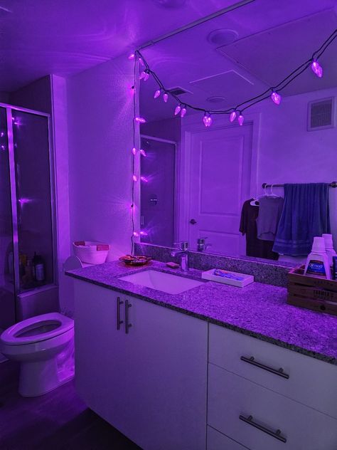 Bathroom Ideas Purple, Glow Bathroom, Led Light Bathroom Aesthetic, Vibey Aesthetic Bathroom, Indie Bathroom Decor, Apartment Decorating Purple, Purple House Decor, Purple Aesthetic Bathroom, Lavender Bathroom Ideas