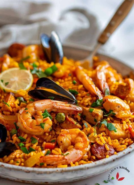 Easy Homemade Spanish Paella Recipe - Chef Lola's Kitchen Spanish Holiday Recipes, Best Paella Recipe, Shrimp Paella Recipe, Spanish Paella Recipe, Shrimp Paella, Spanish Recipe, Easy Paella, Spanish Paella, Seafood Entrees