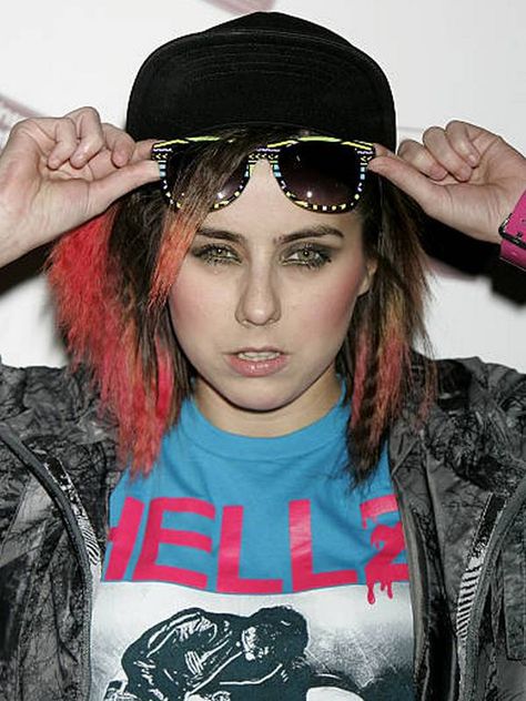 HAPPY 33rd BIRTHDAY to LADY SOVEREIGN!!    12 / 19 / 2018   Born Louise Harman, English rapper and singer, best known for the songs "9 to 5" and "Love Me or Hate Me". Lady Sovereign, Happy 33rd Birthday, British Rappers, 33rd Birthday, Cher Lloyd, White Bras, Bleach Blonde, 9 To 5, Main Page