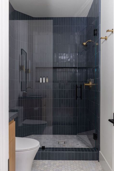 20 Modern Shower Ideas to Start Your Mornings in Style Modern Shower Ideas, Bathroom Interior Ideas, Blue Shower Tile, 2024 Bathroom, Boy Bath, Modern Bathroom Tile, Bathroom Tile Ideas, Glass Shower Enclosures, Boys Bathroom