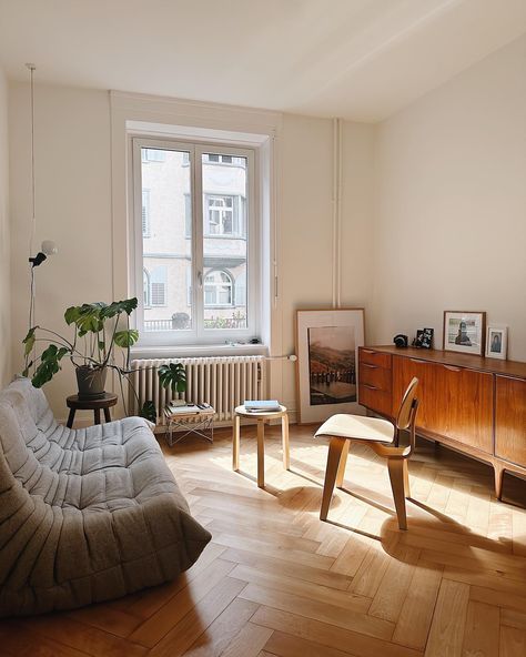 Inside Flo’s Zürich flat, you’ll find a selection of design pieces that define the space with simplicity and purpose. The living room is arranged with comfort in mind, featuring the plush Togo Sofa by Michel Ducaroy for Ligne Roset, the classic Dunvegan Sideboard by Tom Robertson, and the Beoplay speaker A9 by Bang and Olufsen for quality sound. For an added touch of elegance, the Parentesi lamp by Achille Castiglioni and Pio Manzù stands in the corner, offering adjustable lighting. In the b... Michel Ducaroy, Achille Castiglioni, Togo Sofa, Bang And Olufsen, Ligne Roset, Adjustable Lighting, Interior Inspo, Home Decor Inspiration, Living Room Sofa