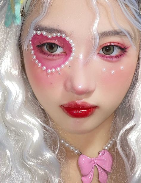 Heart Eyes Makeup, Heart Makeup Ideas, Heart Themed Makeup, Heart Face Makeup Look, Heart Eye Makeup Look, K-12 Makeup Ideas, Pink Doll Makeup, Tomato Makeup, Heartbreak Makeup