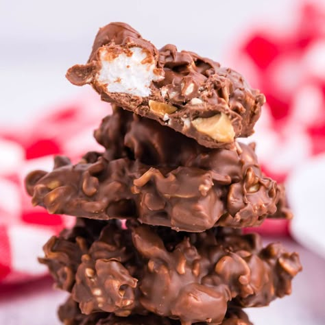 Rocky Road Candy Nut Free Candy, Crunchy Noodles, Rocky Road Candy, Rocky Road Cookies, Rocky Road Recipe, Christmas Tree Food, Easy Candy Recipes, Cookies For Christmas, All Candy