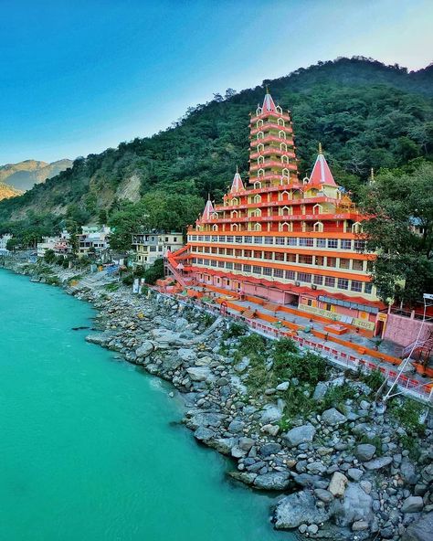 HOEI (Heaven On Earth India)™ on Instagram: “LAKSHMAN JHULA.  A famous landmark of Rishikesh, Lakshman Jhula is an iron suspension bridge over the Ganges. The bridge is believed to be…” Rishikesh Photography, Lakshman Jhula, Neelkanth Mahadev, Saraswati River, English Comprehension, Nainital Uttarakhand, Himalayas India, India Landscape, Spiritual Places