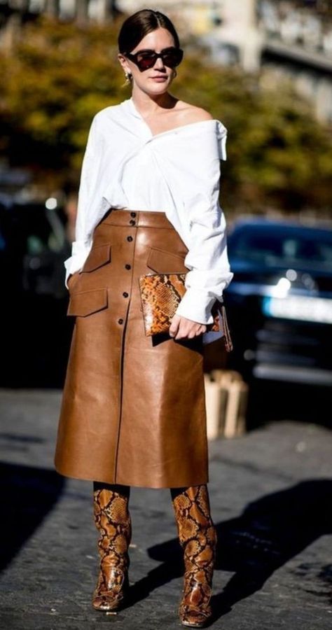 Brown Leather Skirt Outfit Winter, Brown Leather Skirt Outfit, Leather Skirt Outfit Winter, Leather Couture, Winter Wear Women, Brown Leather Skirt, Leather Skirt Outfit, Look Office, Sleek Dress