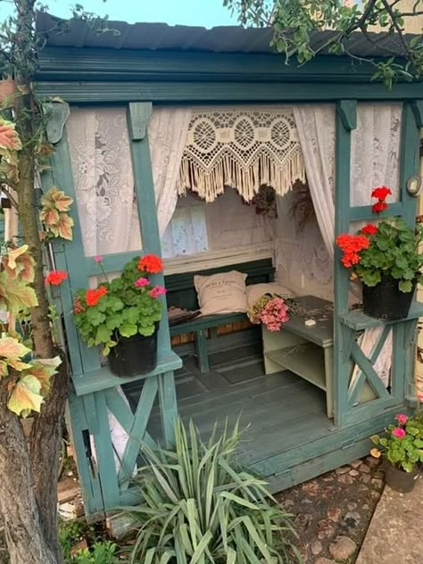 Cottage Garden Sheds, Garden Nook, Patio Furniture Ideas, Backyard Diy, Backyard Diy Projects, Outdoor Decor Backyard, Garden Yard Ideas, Garden Sheds, Trik Fotografi