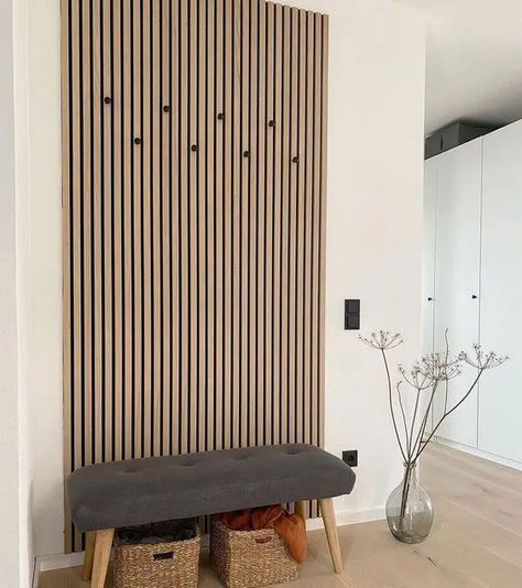 a contemporary entryway with a wood slat accent wall, a grey upholstered bench, baskets and branches in a vase Foyer Design Ideas, Light Stained Wood, Decoracion Star Wars, Monochromatic Living Room, Entryway Design Ideas, Stained Dresser, Slat Walls, Entrance Foyer Design, Vstupná Hala