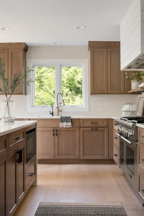 Interior Inspo White Oak Kitchen Cabinets, White Oak Kitchen, Oak Kitchen Cabinets, Kitchen Cabinet Styles, New House - Kitchen, Oak Kitchen, Kitchen Farmhouse, Kitchen Cabinet Colors, Kitchen Inspiration Design