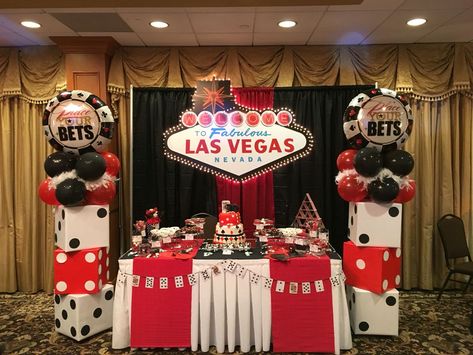 Decoración Fiesta Casino - decoracion para fiestas Casino Dessert Table, Las Vegas Themed Party, Casino Themed Centerpieces, Vegas Themed Party, Banquet Centerpieces, Vegas Theme, Casino Party Decorations, Casino Table, Casino Decorations