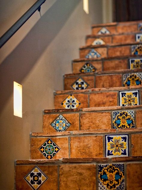 La vie en rose Tile On Stair Risers, Mexican Tile Stairs, Tiled Stairs, Mediterranean Staircase, Mexican Style Homes, Western Living Room Decor, Tiled Staircase, Tile Stair Risers, Hacienda Homes