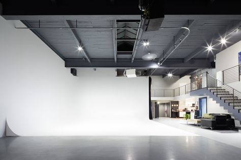 Photography Studio Spaces, Photo Studio Design, Commercial Photography Studio, Photography Studio Design, Photography Studio Setup, Warehouse Studio, Studio Layout, Interior Wall Paint, Studios Architecture