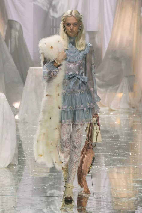 Valentino Spring 2025 Ready-to-Wear https://www.vogue.com/fashion-shows/spring-2025-ready-to-wear/valentino/slideshow/collection#71 Valentino Runway, Valentino Collection, Catwalk Collection, Alessandro Michele, Fashion Couture, Runway Collection, Vogue Fashion, Runway Models, Pretty Clothes