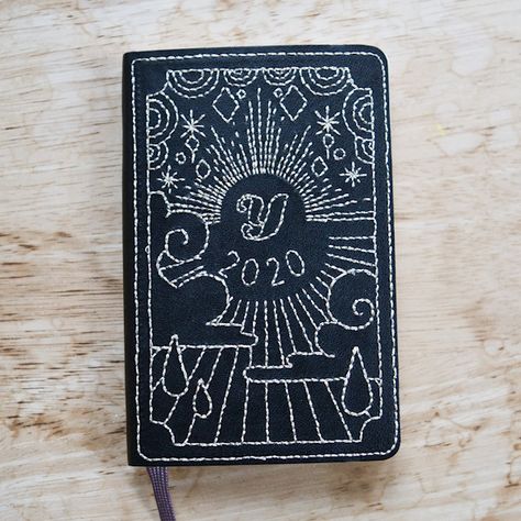 Embroidery Notebook Cover, Moleskine Cover Art, Notebook Cover Design Diy, Diy Embroidered Notebook, Notebook Embroidery, Embroidery Notebook, Stitched Paper, Moleskine Cover, Moleskine Planner