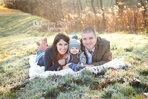 family photo with baby Christmas Family Pictures, Baby Christmas Photography, Month Pictures, Family Photos With Baby, Photography Christmas, Family Christmas Pictures, Family Picture Poses, Family Poses, Family Pic