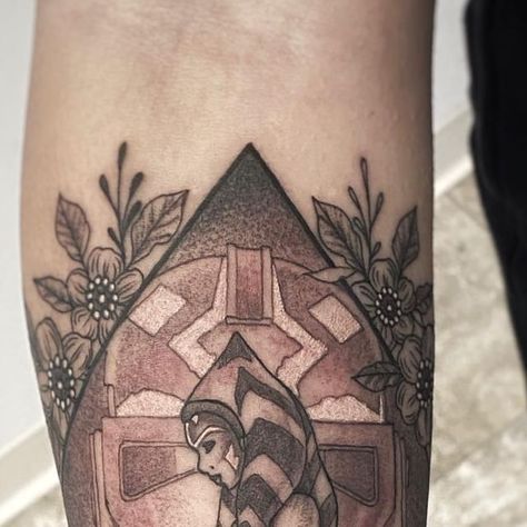 𝗝𝗔𝗞𝗘 𝗦𝗖𝗥𝗜𝗩𝗡𝗘𝗥 on Instagram: "Ahsoka tattoo I did in Oahu on @brittneyhaitsuka Thank you! (Ahsoka is from fan art, not sure the original artist) #ahsokatattoo #ahsokatanotattoo #starwarstattoo" Ashoka Tano Tattoo Design, Ahsoka Tano Tattoo Ideas, Ahsoka Tano Tattoo, Ahsoka Tattoo, Appearance Goals, Tiny Tats, Ashoka Tano, Star Wars Ahsoka, Star Wars Tattoo