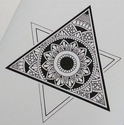 Drawing With Black Pen Easy, Mandala Art In Triangle, Triangle Mandala Art, Triangle Mandala Design, Relaxing Artwork, Easy Origami Dragon, Triangle Mandala, Art Ideas For Teens, Mandala Book