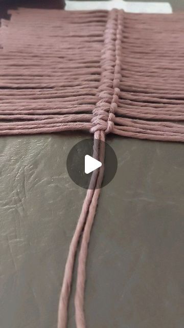 Emuná Macramé - on Instagram: "🌿🌿HOJAS DE MACRAME🌿🌿  📍Primero, toma un hilo largo y dóblalo por la mitad. 📍Segundo, comienza a hacer nudos utilizando los otros hilos alrededor del hilo base doblado. Puedes usar nudos básicos como el nudo plano, nudo cuadrado o nudo de media luna para crear la forma de la hoja.  📍Continúa haciendo nudos hasta lograr el tamaño deseado para tu hoja.   📍📍📍📍Si queres saber como endureci las hojas para un acabado perfecto escribime y te paso un dataso....  #macramelove #hojademacramé #workshop #diseñodeinteriores #tapizmacrame" Macrame, Textiles, On Instagram, Macramé