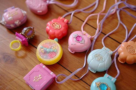 Vintage Polly Pocket Compact Necklaces - I had one of these! Polly Pocket Necklace, Polly Pocket Compact, Polly Pocket World, Poly Pocket, Pocket Heart, Vintage Polly Pocket, Polly Pockets, Childhood Memories 90s, 90s Memories