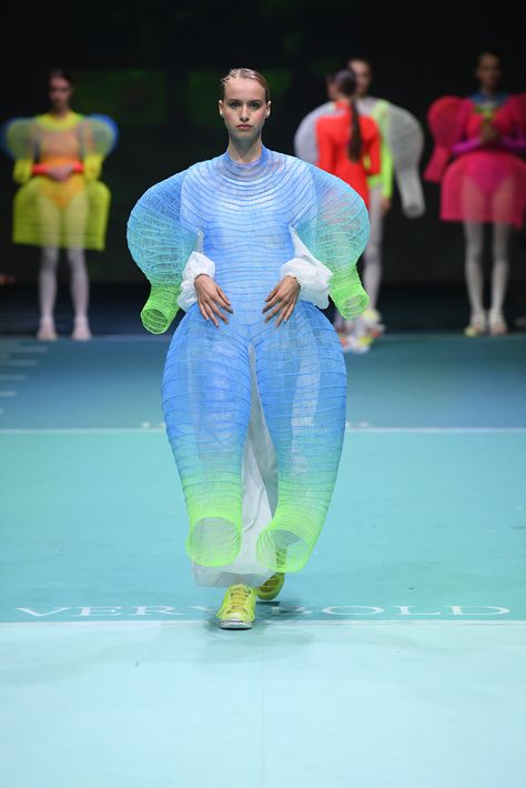 Seiran Tsuno works on her designs – which include headpieces – while working as a nurse at a psychiatric hospital. The idea of her work was to develop a dress to “communicate with the unseen world”. Her collection proposes new shapes inspired by Japanese shamanistic aesthetics, using various modern materials such as the 3D doodler pen and urethane. In Japan, “wandering spirits” are believed to be unstable spirits of the living which go away if left alone. Her pieces are like necklace-dresses det Unrealistic Clothing, 3d Doodler, World Of Wearable Art, Psychiatric Hospital, Necklace Dress, Weird Fashion, Left Alone, School Fashion, Modern Materials