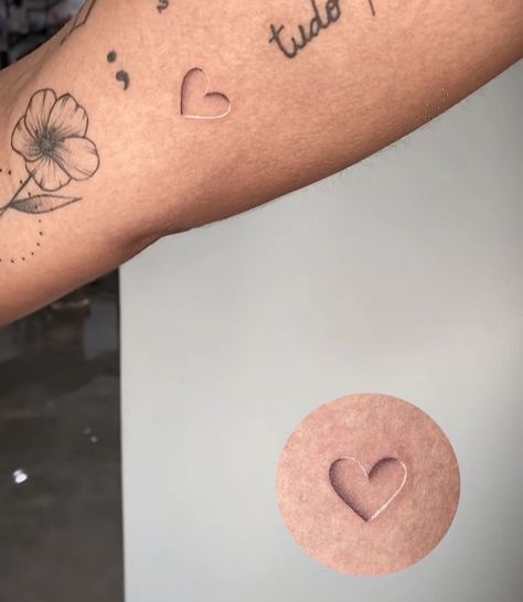 3d Heart Tattoo, Mini Heart Tattoo, Hand Tattoo Images, Amazing 3d Tattoos, Tasteful Tattoos, Tattoo Fails, Bad Tattoos, 3d Tattoos, Thigh Tattoos Women