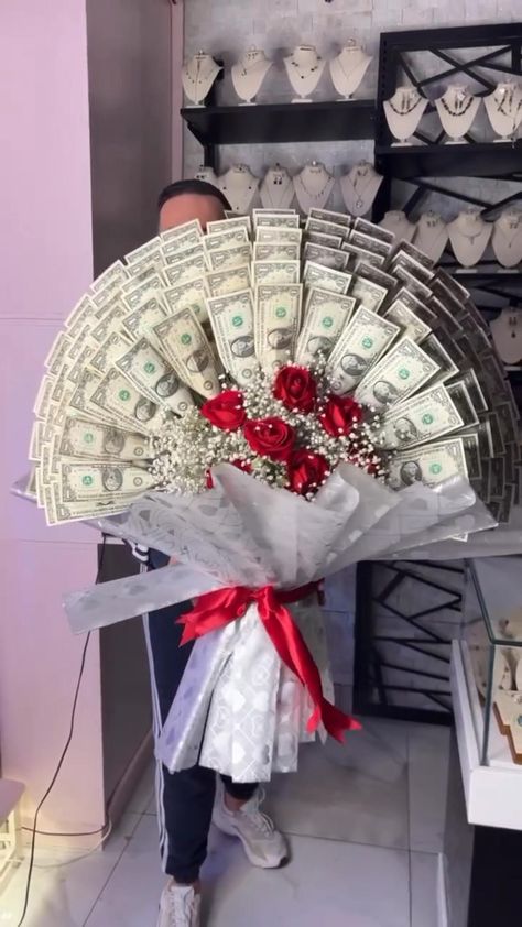 Money Rose Bouquet, Money Birthday Cake, Birthday Money Gifts, Graduation Money Gifts, Money Rose, Diy Graduation Gifts, Diy Bouquet Wrap, Luxury Flower Bouquets, Money Flowers