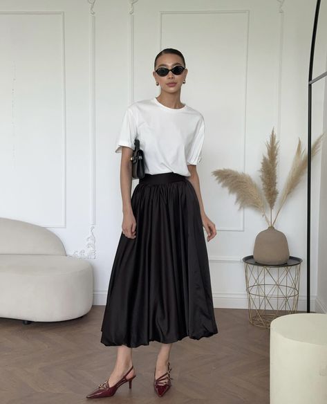 Black Balloon Skirt Outfit, Balloon Skirt Outfit, Outfits Lookbook, Timeless Fashion Pieces, Black Balloon, Money Outfit, Balloon Skirt, Spring Inspo, Umbrella Skirt