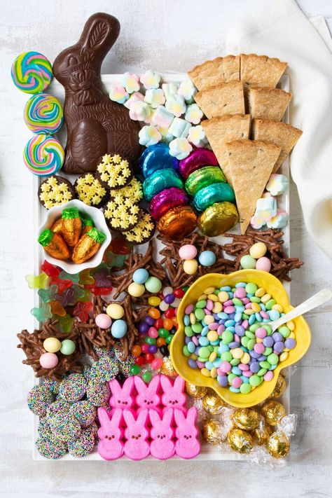 Easter Charcuterie Board Ideas Dessert, Easter Cookie Tray Ideas, Dessert Charcuterie Board Easter, Easter Candy Board, Easter Charcuterie Board Dessert, Easter Snack Board, Easter Dessert Tray, Easter Dessert Charcuterie Board, Easter Boards